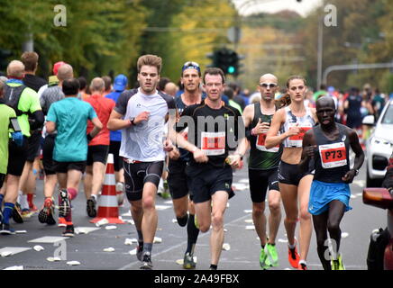 Colonia, Germania. Xiii oct, 2019. Debbie Schöneborn e Pacemaker come corridori alla maratona di Colonia Credito: Horst Galuschka/dpa/Alamy Live News Foto Stock