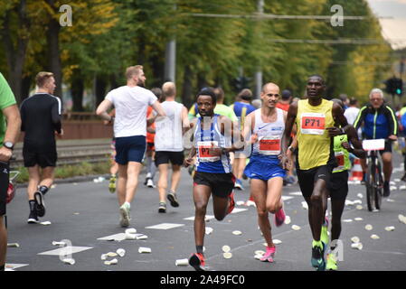 Colonia, Germania. Xiii oct, 2019. Hendrik Pfeifer e Pacemaker come corridori alla maratona di Colonia Credito: Horst Galuschka/dpa/Alamy Live News Foto Stock