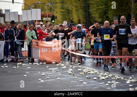 Colonia, Germania. Xiii oct, 2019. Runner in corrispondenza della stazione di alimentazione a Colonia Marathon Credito: Horst Galuschka/dpa/Alamy Live News Foto Stock