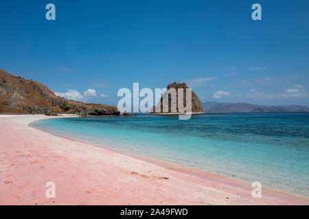 Spiagge di sabbia bianca, rosa e nera sull'isola di Padar in Indonesia Foto Stock