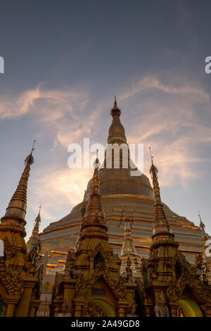 Shwedagon Zedi Daw pagoda di Yangon, Myanmar Foto Stock