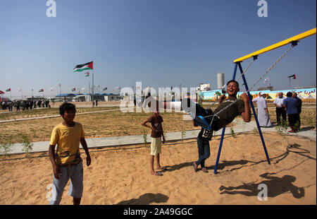 La città di Gaza, Striscia di Gaza, Territori palestinesi. Xiii oct, 2019. Palestinesi partecipare all'apertura del giardino del ritorno alla Israel-Gaza confine a est di Gaza City, il 13 ottobre 2019 Credit: Mahmoud Ajjour APA/images/ZUMA filo/Alamy Live News Foto Stock