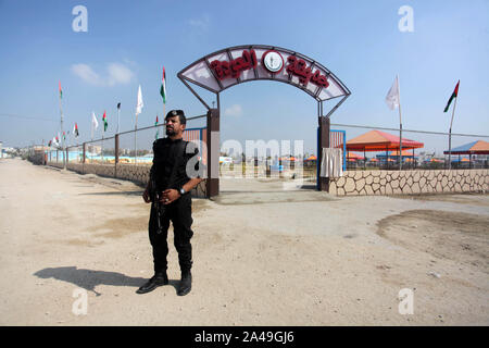 La città di Gaza, Striscia di Gaza, Territori palestinesi. Xiii oct, 2019. Palestinesi partecipare all'apertura del giardino del ritorno alla Israel-Gaza confine a est di Gaza City, il 13 ottobre 2019 Credit: Mahmoud Ajjour APA/images/ZUMA filo/Alamy Live News Foto Stock