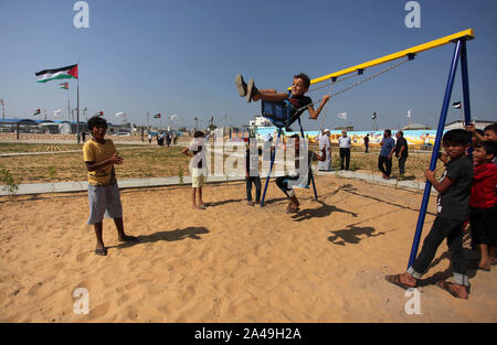 La città di Gaza, Striscia di Gaza, Territori palestinesi. Xiii oct, 2019. Palestinesi partecipare all'apertura del giardino del ritorno alla Israel-Gaza confine a est di Gaza City, il 13 ottobre 2019 Credit: Mahmoud Ajjour APA/images/ZUMA filo/Alamy Live News Foto Stock