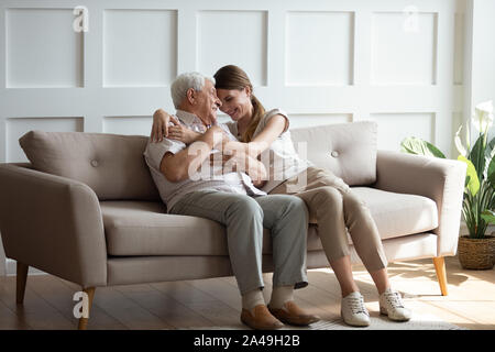 Adulto amorevole cresciuti nipote abbraccio nonno vecchio Foto Stock