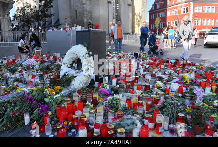 Halle, Germania. Xiii oct, 2019. Fiori e candele sul mercato luogo ricordano i due vittime di un estremista di destra attacco. Durante l'attacco del estremista di destra colpevole di Halle su 09.10.2019 due persone sono state uccise. Credito: dpa picture alliance/Alamy Live News Foto Stock