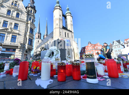 Halle, Germania. Xiii oct, 2019. Fiori e candele distinguersi sul mercato posto in memoria delle due vittime di un estremista di destra attacco. In attacco dell'estremista di destra autore di due persone sono state uccise su 09.10.2019. Credito: dpa picture alliance/Alamy Live News Foto Stock