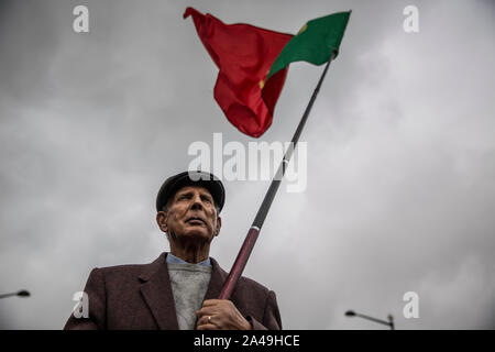 Uomo con la bandiera portoghese durante la XXV Aprile rally. Lisbona, Portogallo Foto Stock