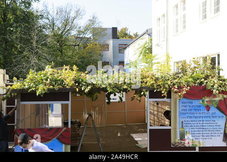 Germania, Berlino, 13.10.2019, la Sukka. Domenica, 13 ottobre 2019, comincia Sukkot, la festa ebraica dei tabernacoli. I sette giorni del festival è sul terreno della Jewish Education Centre di Berlino. Per la durata delle vacanze di Sukkot, tutti i pasti sono presi insieme nella sukkah (tabernacolo). Foto Stock