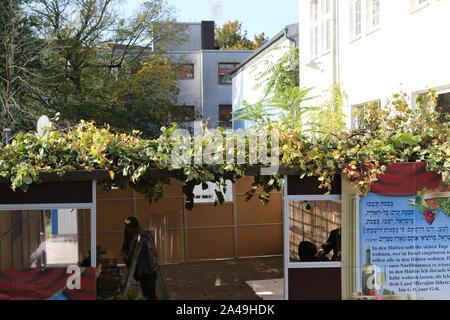 Germania, Berlino, 13.10.2019, inaugurazione della Sukka. Domenica, 13 ottobre 2019, comincia Sukkot, la festa ebraica dei tabernacoli. I sette giorni del festival è sul terreno della Jewish Education Centre di Berlino. Per la durata delle vacanze di Sukkot, tutti i pasti sono presi insieme nella sukkah (tabernacolo). Foto Stock