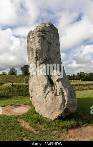 Pietre a piedi ad Avebury, Wiltshire, un sito patrimonio mondiale dell'UNESCO, Inghilterra, Regno Unito Foto Stock