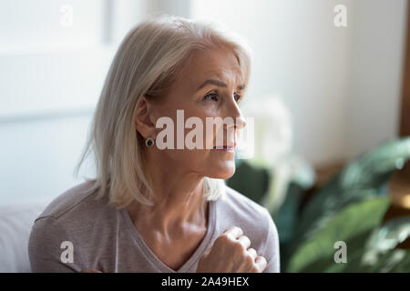 Close up immagine grave pensieroso triste anziana femminile Foto Stock