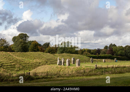 Pietre a piedi ad Avebury, Wiltshire, un sito patrimonio mondiale dell'UNESCO, Inghilterra, Regno Unito Foto Stock