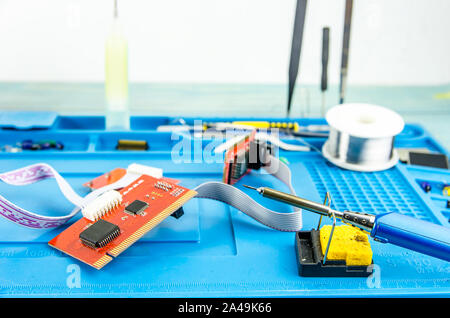 L'elettricista sul posto di lavoro. Elettronica. Regimi di ferro di saldatura Foto Stock