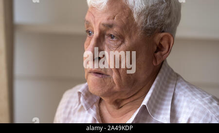Vicino la faccia del triste senior l uomo si sente isolato Foto Stock