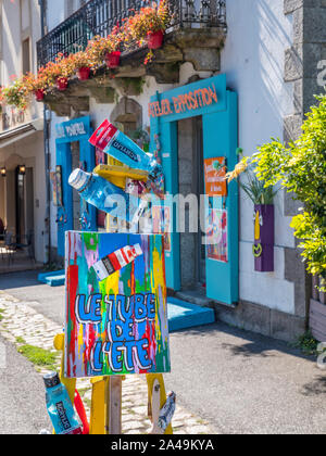 PONT AVEN artists studio offrendo corsi di arte con display 'Le Tube de l'Ete' (il tubo di estate) Paul Gauguin artista locale ispirato questi studios Foto Stock