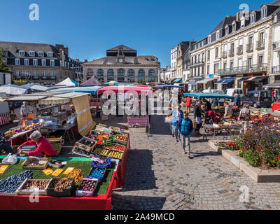 CONCARNEAU MERCATO ALL'APERTO Francese fresco produrre in vendita al giorno di mercato in piazza e al mercato al coperto Les Halles in background Concarneau Bretagna Francia Foto Stock