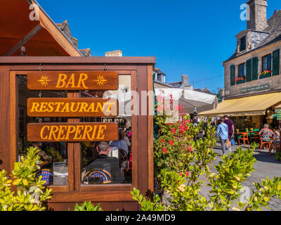 Vecchio Concarneau Bretagna francese alfresco bar ristorante creperie firmare con i visitatori godere di sole Ville vicino de Concarneau Bretagne Finisterre Francia Foto Stock