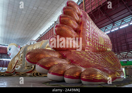 Tempio del Buddha di Chaukhtattgyi a Bahan Township, Yangon, Myanmar Foto Stock