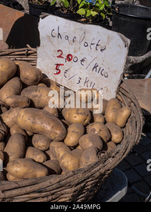 Patate CHARLOTTE FRANCESE 2€ kilo bauletto cesto di patate francesi sul display in fresco di mercato degli agricoltori Nevéz Bretagna Francia Foto Stock