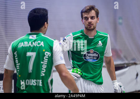 Maximiliano Oruste Salva e Marc Grau Tallada rullo giocatori di hockey del Deportivo Liceo parlando durante lo spagnolo OK League match Foto Stock