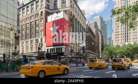Iconico yellow cabs o i taxi di New York a Manhattan davanti a Macy's su Broadway Foto Stock