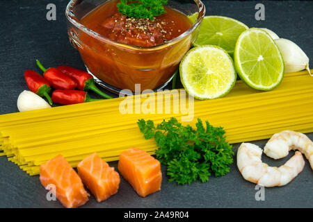 Spaghetti al Salmone - tagliatelle con gamberi un filetto di salmone Foto Stock