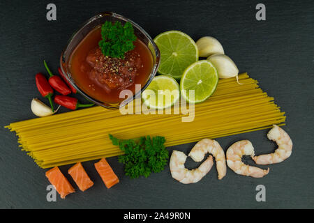 Spaghetti al Salmone - tagliatelle con gamberi un filetto di salmone Foto Stock