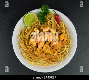 Spaghetti al Salmone - tagliatelle con gamberi un filetto di salmone Foto Stock