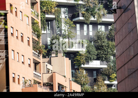 Milano/Italia - Luglio 15, 2016: due torri residenziali con alberi e cespugli su grandi balconi chiamato "Bosco Verticale" nel centro di Milano a Foto Stock