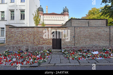 Halle, Germania. Xiii oct, 2019. Fiori e candele accanto alla porta della sinagoga, quattro giorni dopo l'estremista di destra attacco alla congregazione. Credito: dpa picture alliance/Alamy Live News Foto Stock