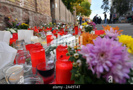 Halle, Germania. Xiii oct, 2019. Fiori e candele accanto alla porta della sinagoga, quattro giorni dopo l'estremista di destra attacco alla congregazione. Credito: dpa picture alliance/Alamy Live News Foto Stock