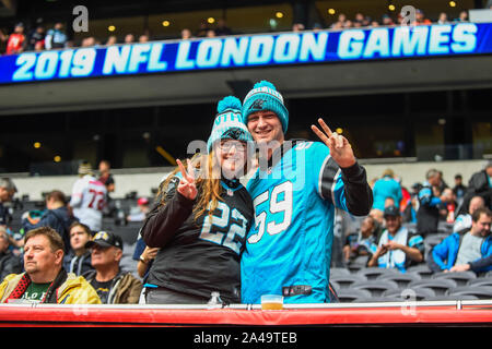 Londra, Regno Unito. Il 13 ottobre 2019. Ventole davanti alla partita di NFL Tampa Bay Buccaneers v Carolina Panthers a Tottenham Hotspur Stadium. Credito: Stephen Chung / Alamy Live News Foto Stock