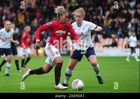 Il Manchester United Lauren James (sinistra) e Rachel Furness battaglia per la sfera durante la FA DONNA Super League match all'alveare, Barnet. Foto Stock