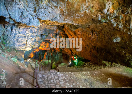 Entrata nella Grotta Resava, Serbia. La grotta è stimato a 80 milioni di anni. Foto Stock