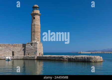 Faro egiziano nel porto veneziano, Rethimno, Grecia Foto Stock