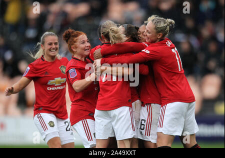 Il Manchester United giocatori festeggiare dopo Kirsty Hanson segna il primo gol del match durante la FA DONNA Super League match all'alveare, Barnet. Foto Stock