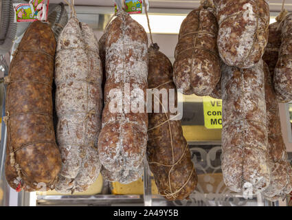 Salumi su un mercato in Italia Foto Stock