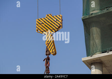 Vista ingrandita del gancio della gru contro il cielo blu Foto Stock