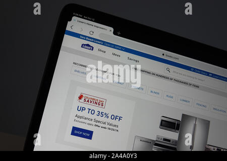 Orlando,FL/USA-10/12/19: Lowes home improvement online retail store su un computer. Foto Stock