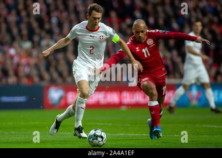 Copenhagen, Danimarca. Xii oct, 2019. Danimarca, Copenaghen. 12th, ottobre 2019. Stephan Lichtsteiner (2) della Svizzera e Martin Braithwaite (11) della Danimarca visto durante l'EURO 2020 qualifier match tra la Danimarca e la Svizzera a Telia Parken di Copenaghen. (Photo credit: Gonzales foto/Alamy Live News Foto Stock