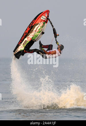 Qingdao, Provincia di Shandong in Cina. Xiii oct, 2019. Rashed Al Mulla di UAE compete durante la gara di freestyle a Aquabike Campionati del Mondo a Qingdao, Provincia di Shandong Cina, su 13 Ottobre, 2019. Credito: Li Ziheng/Xinhua/Alamy Live News Foto Stock