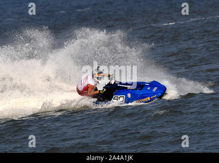 Qingdao, Provincia di Shandong in Cina. Xiii oct, 2019. Kevin Reiterer dell'Austria compete durante la divisione di sci gara a Aquabike Campionati del Mondo a Qingdao, Provincia di Shandong Cina, su 13 Ottobre, 2019. Credito: Li Ziheng/Xinhua/Alamy Live News Foto Stock