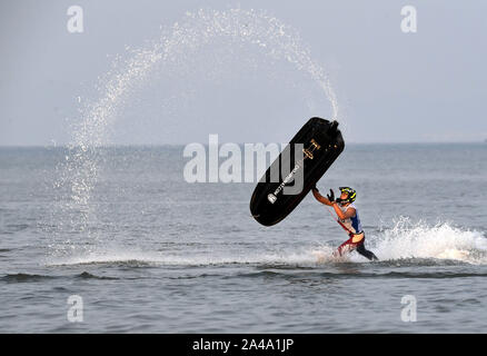 Qingdao, Provincia di Shandong in Cina. Xiii oct, 2019. Sergey Chemezov della Russia compete durante la gara di freestyle a Aquabike Campionati del Mondo a Qingdao, Provincia di Shandong Cina, su 13 Ottobre, 2019. Credito: Li Ziheng/Xinhua/Alamy Live News Foto Stock