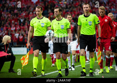 Copenhagen, Danimarca. Xii oct, 2019. Danimarca, Copenaghen. 12th, ottobre 2019. Arbitro Alexey Kulbakov visto durante l'EURO 2020 qualifier match tra la Danimarca e la Svizzera a Telia Parken di Copenaghen. (Photo credit: Gonzales foto/Alamy Live News Foto Stock