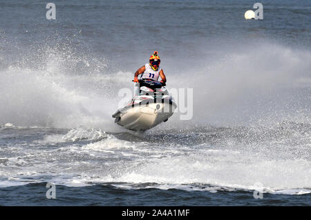 Qingdao, Provincia di Shandong in Cina. Xiii oct, 2019. Yousef Al Abdulrazzaq del Kuwait compete durante l'utilitaria alla gara di Aquabike Campionati del Mondo a Qingdao, Provincia di Shandong Cina, su 13 Ottobre, 2019. Credito: Li Ziheng/Xinhua/Alamy Live News Foto Stock