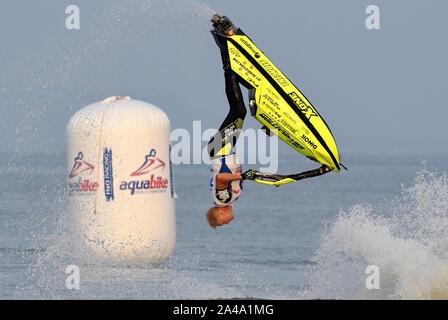 Qingdao, Provincia di Shandong in Cina. Xiii oct, 2019. Roberto Mariani dell Italia compete durante la gara di freestyle a Aquabike Campionati del Mondo a Qingdao, Provincia di Shandong Cina, su 13 Ottobre, 2019. Credito: Li Ziheng/Xinhua/Alamy Live News Foto Stock