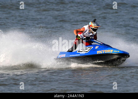 Qingdao, Provincia di Shandong in Cina. Xiii oct, 2019. Kevin Reiterer dell'Austria compete durante la divisione di sci gara a Aquabike Campionati del Mondo a Qingdao, Provincia di Shandong Cina, su 13 Ottobre, 2019. Credito: Li Ziheng/Xinhua/Alamy Live News Foto Stock