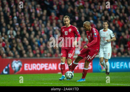 Copenhagen, Danimarca. Xii oct, 2019. Danimarca, Copenaghen. 12th, ottobre 2019. Christian Eriksen (10) e Martin Braithwaite (11) della Danimarca visto durante l'EURO 2020 qualifier match tra la Danimarca e la Svizzera a Telia Parken di Copenaghen. (Photo credit: Gonzales foto/Alamy Live News Foto Stock