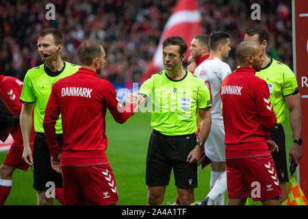 Copenhagen, Danimarca. Xii oct, 2019. Danimarca, Copenaghen. 12th, ottobre 2019. Arbitro Alexey Kulbakov visto durante l'EURO 2020 qualifier match tra la Danimarca e la Svizzera a Telia Parken di Copenaghen. (Photo credit: Gonzales foto/Alamy Live News Foto Stock